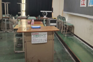 「江風会クイズ」解答用紙置き場（手前）と休憩スペース（奥）