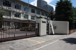 東淀川高校正門